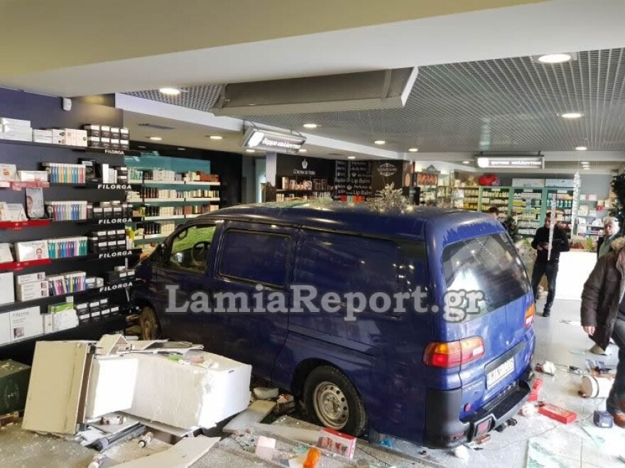 Βίντεο - σοκ: Αυτοκίνητο «μπούκαρε» σε φαρμακείο στη Λαμία