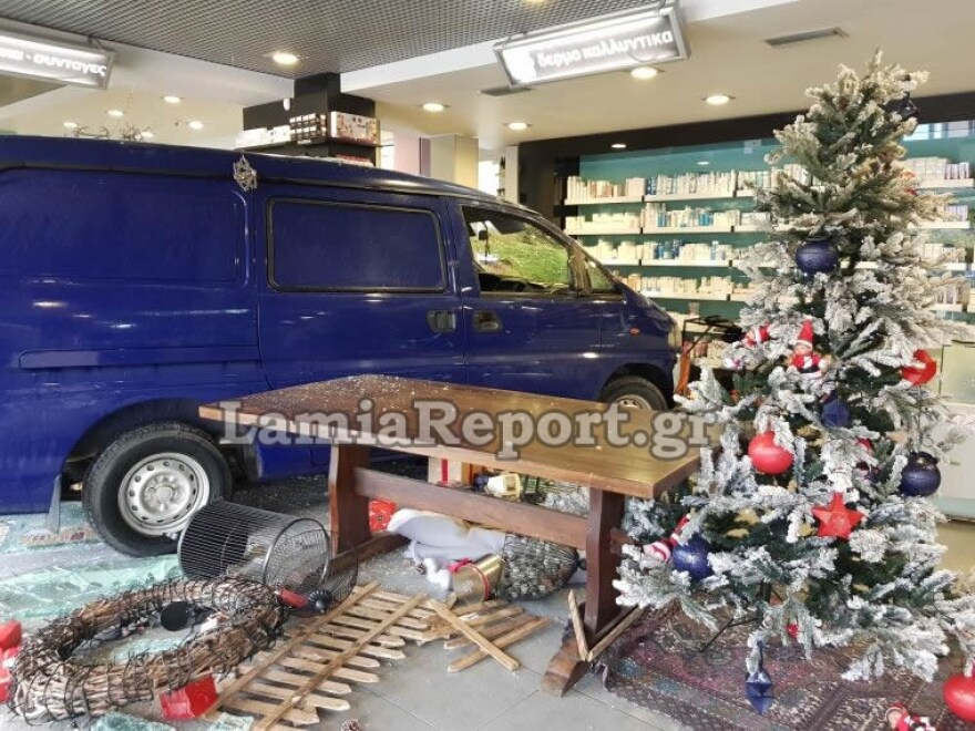 Βίντεο - σοκ: Αυτοκίνητο «μπούκαρε» σε φαρμακείο στη Λαμία