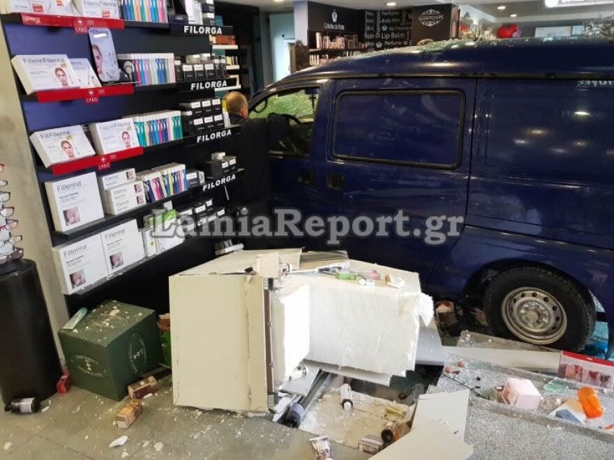 Βίντεο - σοκ: Αυτοκίνητο «μπούκαρε» σε φαρμακείο στη Λαμία
