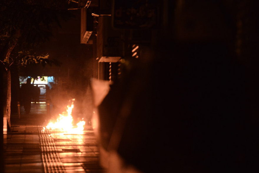 Πεδίο μάχης τα Εξάρχεια: Κουκουλοφόροι έκαψαν τη Σημαία και έσπασαν τα πάντα - Δείτε βίντεο