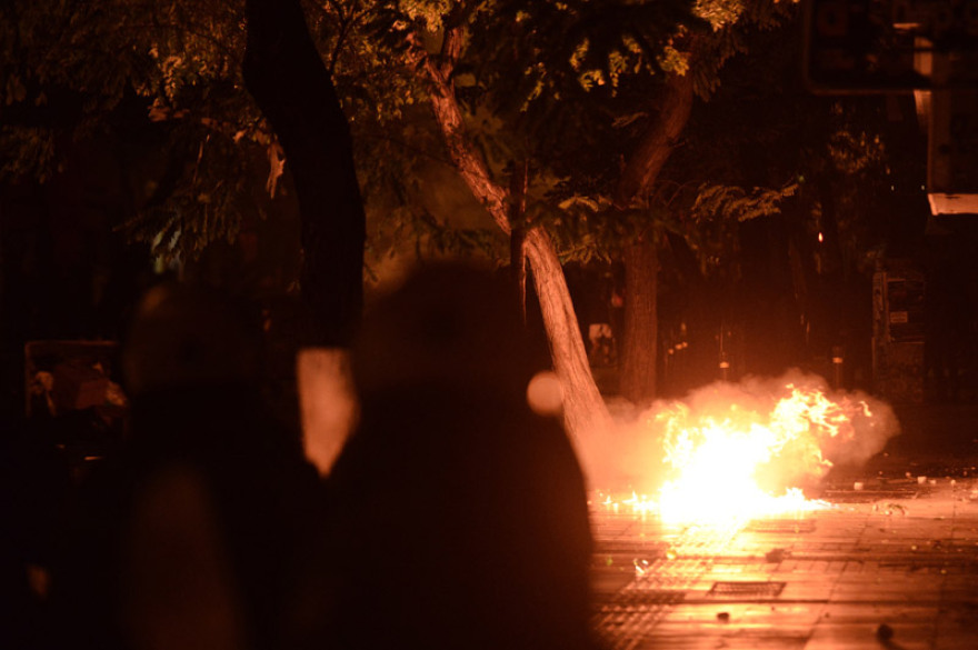 Δείτε βίντεο: Φωτιές, μολότοφ και οδοφράγματα στα Εξάρχεια - Επεισόδια έξω από τη ΓΑΔΑ