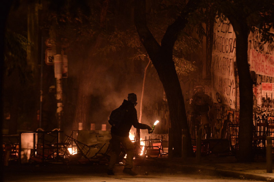 Δείτε βίντεο: Φωτιές, μολότοφ και οδοφράγματα στα Εξάρχεια - Επεισόδια έξω από τη ΓΑΔΑ