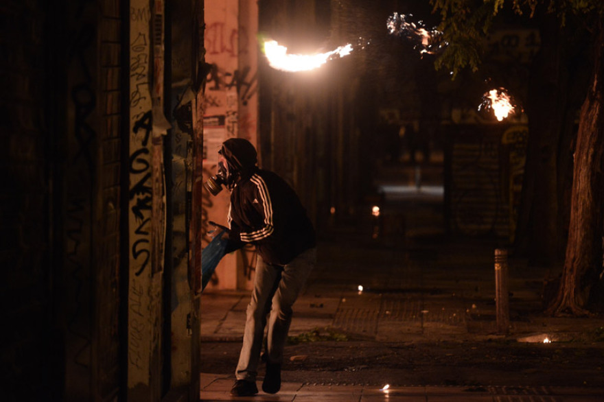 Δείτε βίντεο: Φωτιές, μολότοφ και οδοφράγματα στα Εξάρχεια - Επεισόδια έξω από τη ΓΑΔΑ