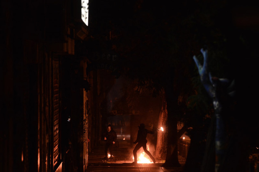 Δείτε βίντεο: Φωτιές, μολότοφ και οδοφράγματα στα Εξάρχεια - Επεισόδια έξω από τη ΓΑΔΑ