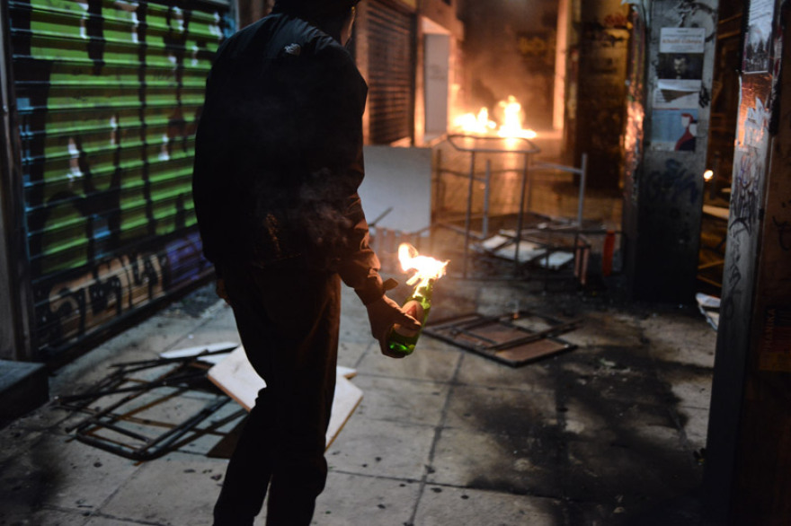 Πεδίο μάχης τα Εξάρχεια: Κουκουλοφόροι έκαψαν τη Σημαία και έσπασαν τα πάντα - Δείτε βίντεο