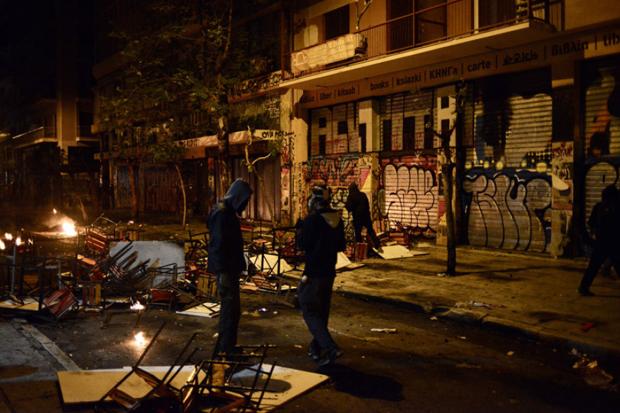 Πεδίο μάχης τα Εξάρχεια: Κουκουλοφόροι έκαψαν τη Σημαία και έσπασαν τα πάντα - Δείτε βίντεο