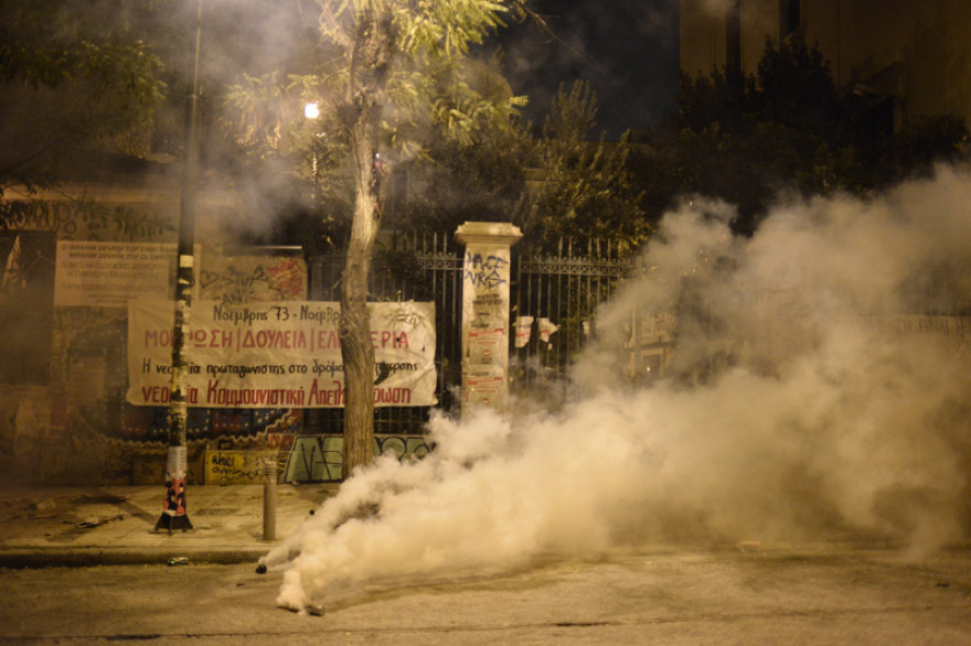 Πεδίο μάχης τα Εξάρχεια: Κουκουλοφόροι έκαψαν τη Σημαία και έσπασαν τα πάντα - Δείτε βίντεο