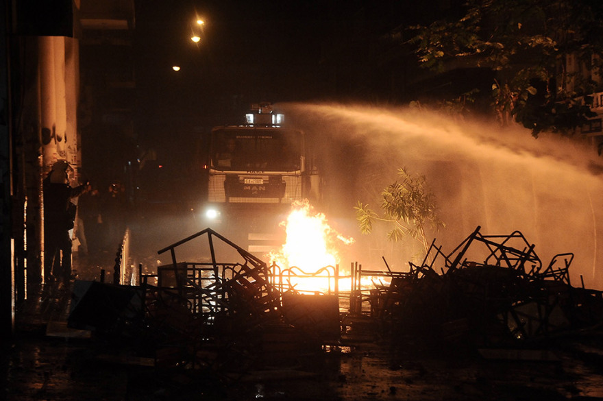 Πεδίο μάχης τα Εξάρχεια: Κουκουλοφόροι έκαψαν τη Σημαία και έσπασαν τα πάντα - Δείτε βίντεο