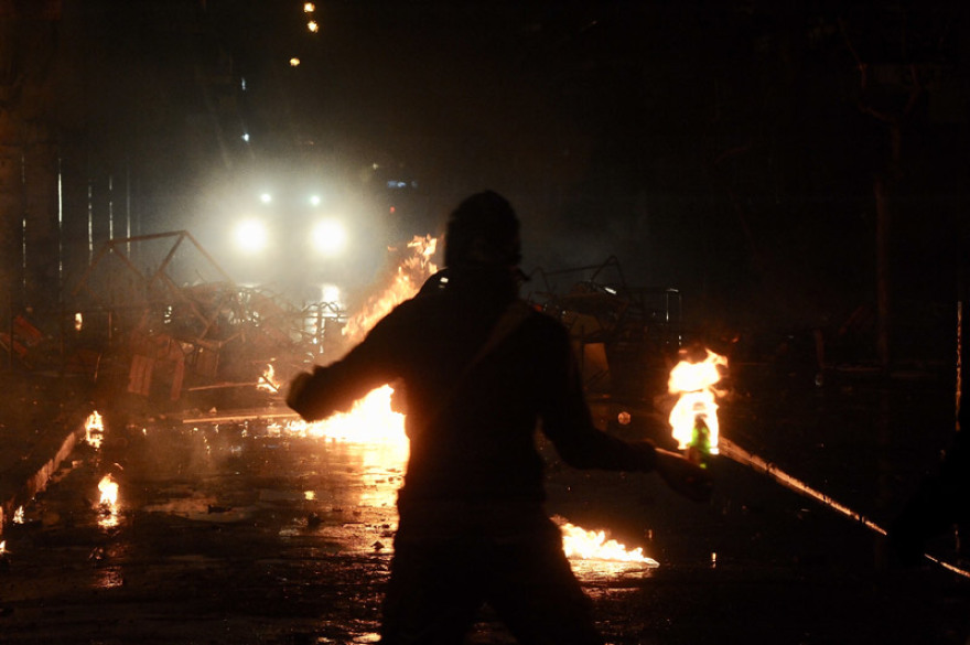 Πεδίο μάχης τα Εξάρχεια: Κουκουλοφόροι έκαψαν τη Σημαία και έσπασαν τα πάντα - Δείτε βίντεο