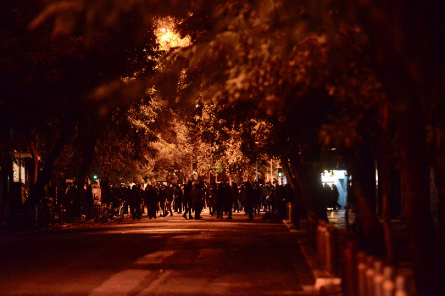 Πεδίο μάχης τα Εξάρχεια: Κουκουλοφόροι έκαψαν τη Σημαία και έσπασαν τα πάντα - Δείτε βίντεο