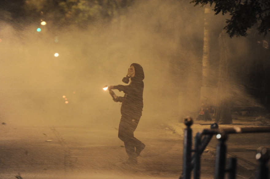 Πεδίο μάχης τα Εξάρχεια: Κουκουλοφόροι έκαψαν τη Σημαία και έσπασαν τα πάντα - Δείτε βίντεο