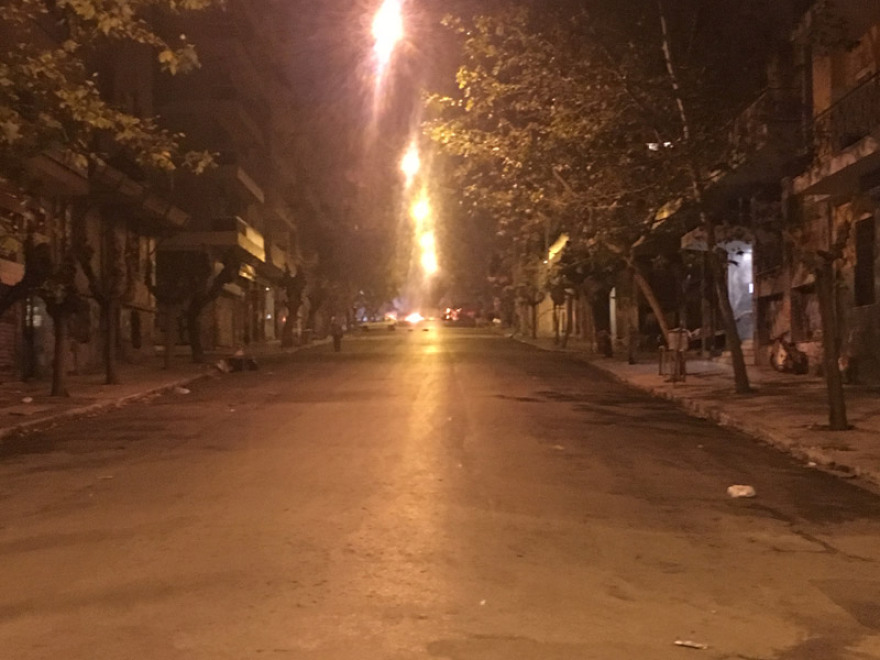 Δείτε βίντεο: Φωτιές, μολότοφ και οδοφράγματα στα Εξάρχεια - Επεισόδια έξω από τη ΓΑΔΑ