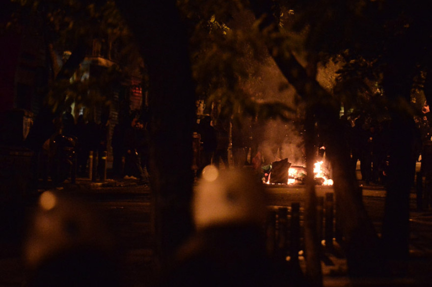 Πεδίο μάχης τα Εξάρχεια: Κουκουλοφόροι έκαψαν τη Σημαία και έσπασαν τα πάντα - Δείτε βίντεο