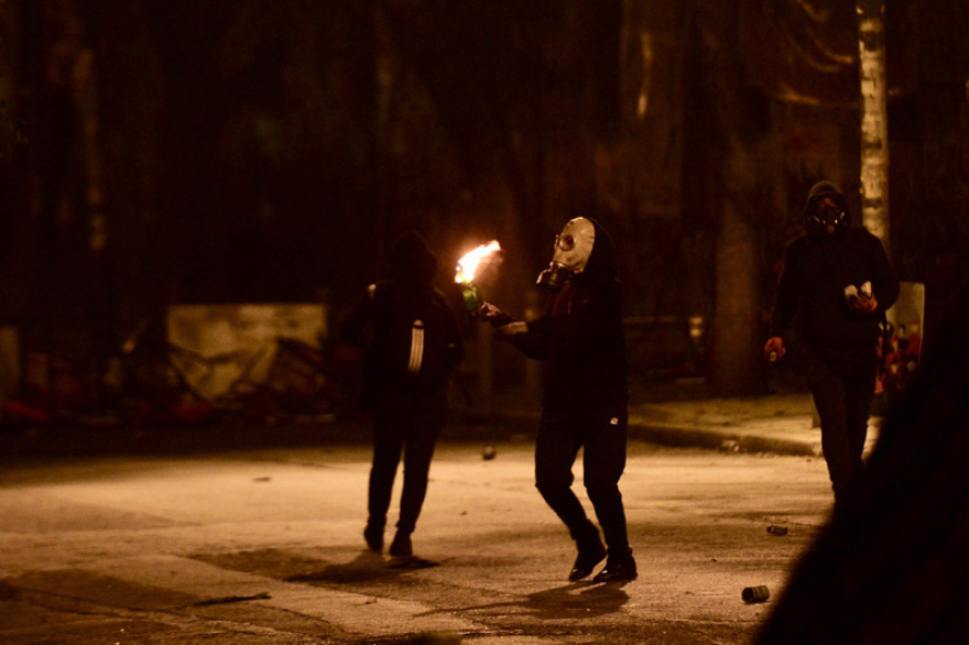 Δείτε βίντεο: Φωτιές, μολότοφ και οδοφράγματα στα Εξάρχεια - Επεισόδια έξω από τη ΓΑΔΑ