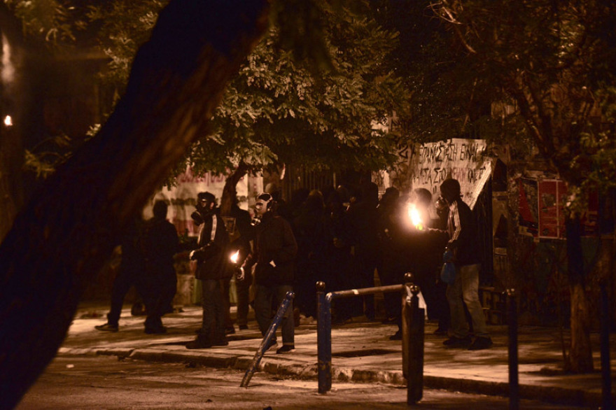 Δείτε βίντεο: Φωτιές, μολότοφ και οδοφράγματα στα Εξάρχεια - Επεισόδια έξω από τη ΓΑΔΑ