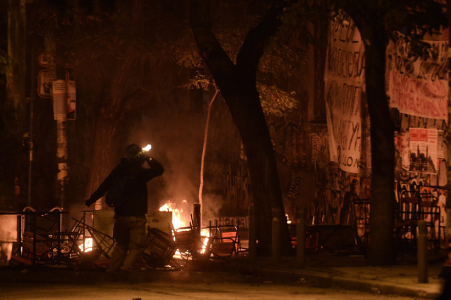 Δείτε βίντεο: Φωτιές, μολότοφ και οδοφράγματα στα Εξάρχεια - Επεισόδια έξω από τη ΓΑΔΑ