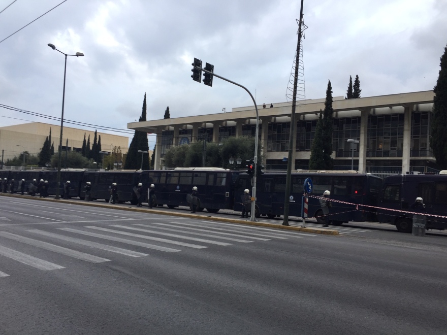 Κλούβες των ΜΑΤ έχουν περικυκλώσει την αμερικανική πρεσβεία