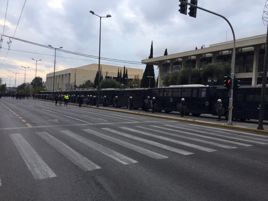 Κλούβες των ΜΑΤ έχουν περικυκλώσει την αμερικανική πρεσβεία