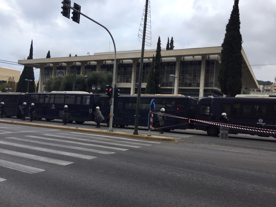 Κλούβες των ΜΑΤ έχουν περικυκλώσει την αμερικανική πρεσβεία