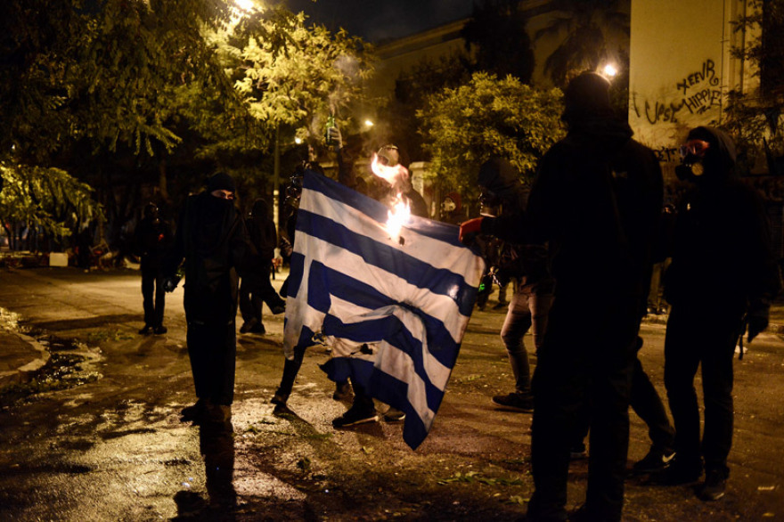 Πεδίο μάχης τα Εξάρχεια: Κουκουλοφόροι έκαψαν τη Σημαία και έσπασαν τα πάντα - Δείτε βίντεο