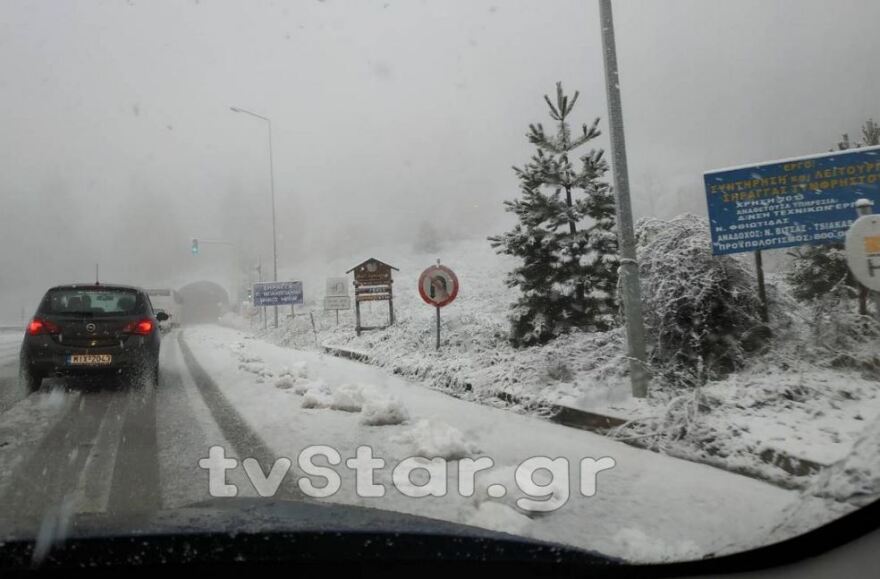 Καιρός: Προβλήματα από την κακοκαιρία σε πολλές περιοχές - Πού χρειάζονται αντιολισθητικές αλυσίδες