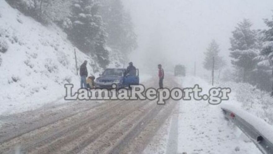 Καιρός: Προβλήματα από την κακοκαιρία σε πολλές περιοχές - Πού χρειάζονται αντιολισθητικές αλυσίδες