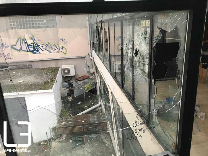 Ρημαδιό το Πολυτεχνείο και το ΑΠΘ από τους κουκουλοφόρους - Δείτε φωτογραφίες