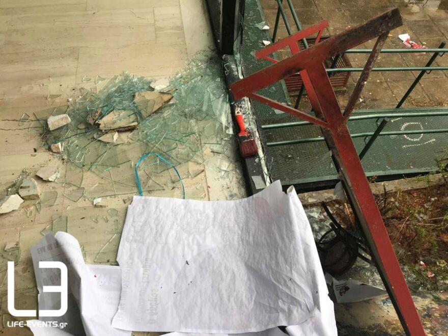 Ρημαδιό το Πολυτεχνείο και το ΑΠΘ από τους κουκουλοφόρους - Δείτε φωτογραφίες