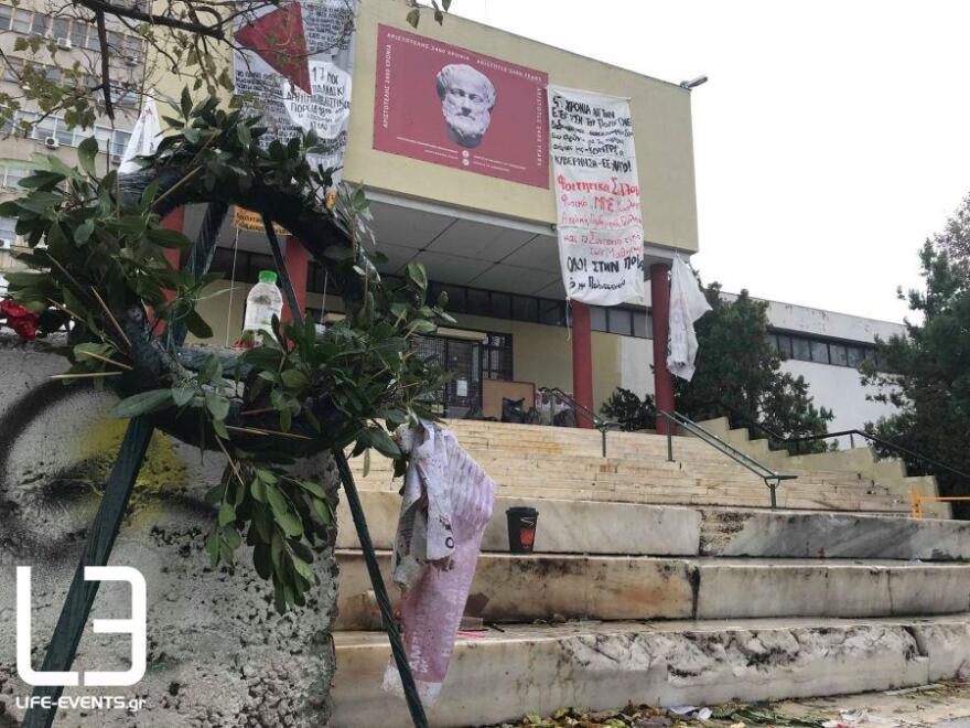 Ρημαδιό το Πολυτεχνείο και το ΑΠΘ από τους κουκουλοφόρους - Δείτε φωτογραφίες