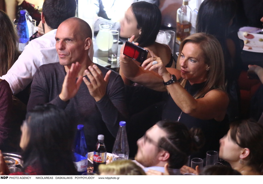 Γιάνης Βαρουφάκης - Δανάη Στράτου: Αγκαλιές και χορός στην «Ακτή Πειραιώς»