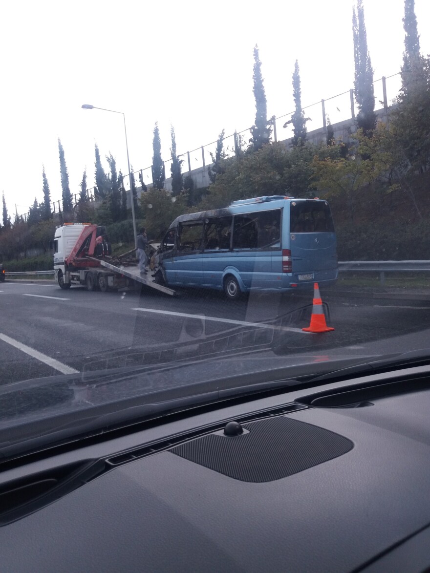 Αττική Οδός: Μεγάλες καθυστερήσεις λόγω φωτιάς σε βανάκι