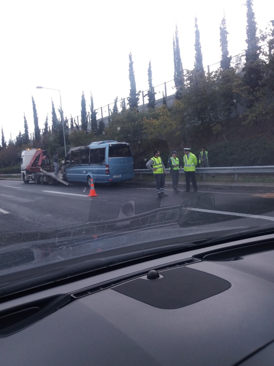 Αττική Οδός: Μεγάλες καθυστερήσεις λόγω φωτιάς σε βανάκι