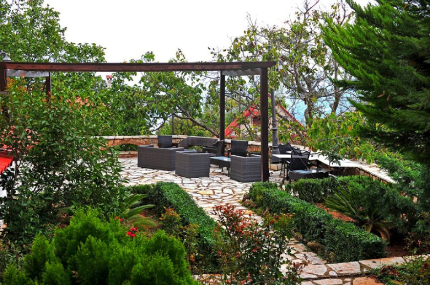 Δύο στολίδια στα Τρίκαλα Κορινθίας!