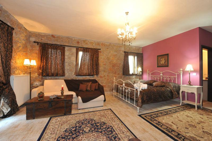 Δύο στολίδια στα Τρίκαλα Κορινθίας!