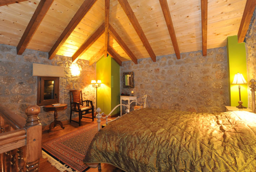 Δύο στολίδια στα Τρίκαλα Κορινθίας!