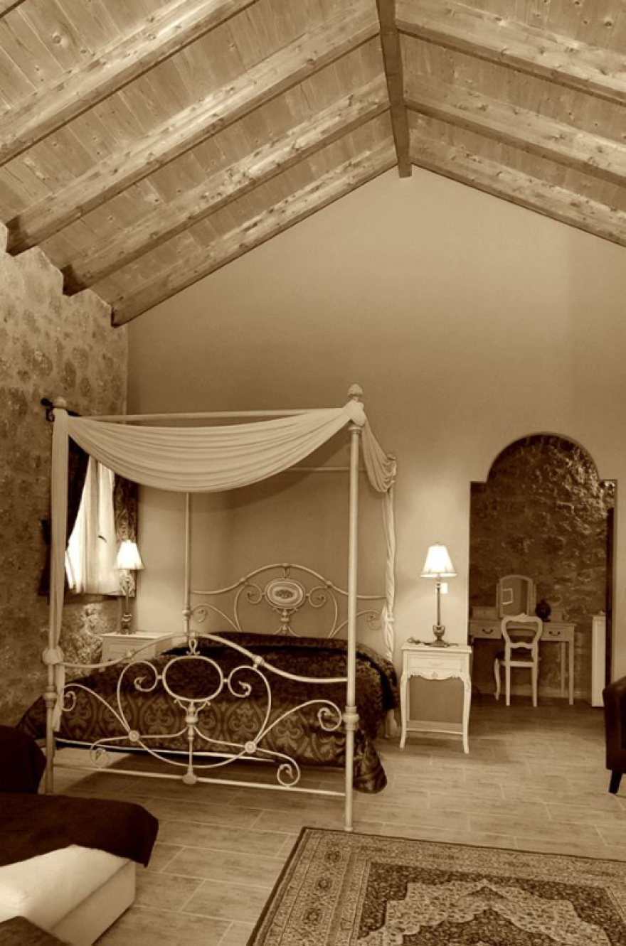 Δύο στολίδια στα Τρίκαλα Κορινθίας!