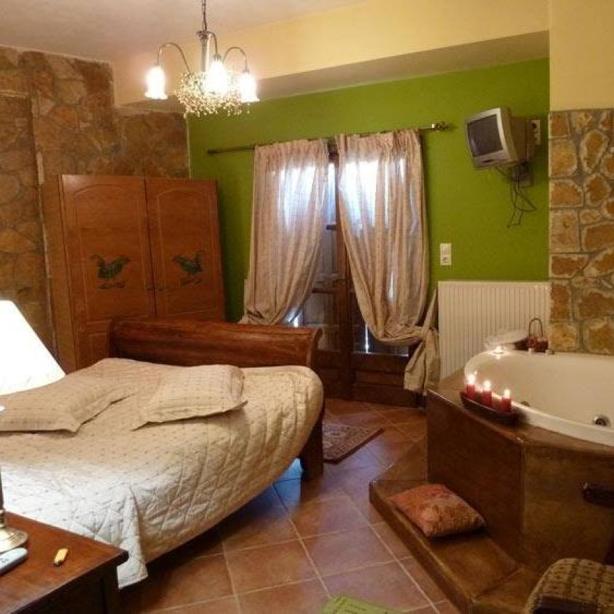 Δύο στολίδια στα Τρίκαλα Κορινθίας!