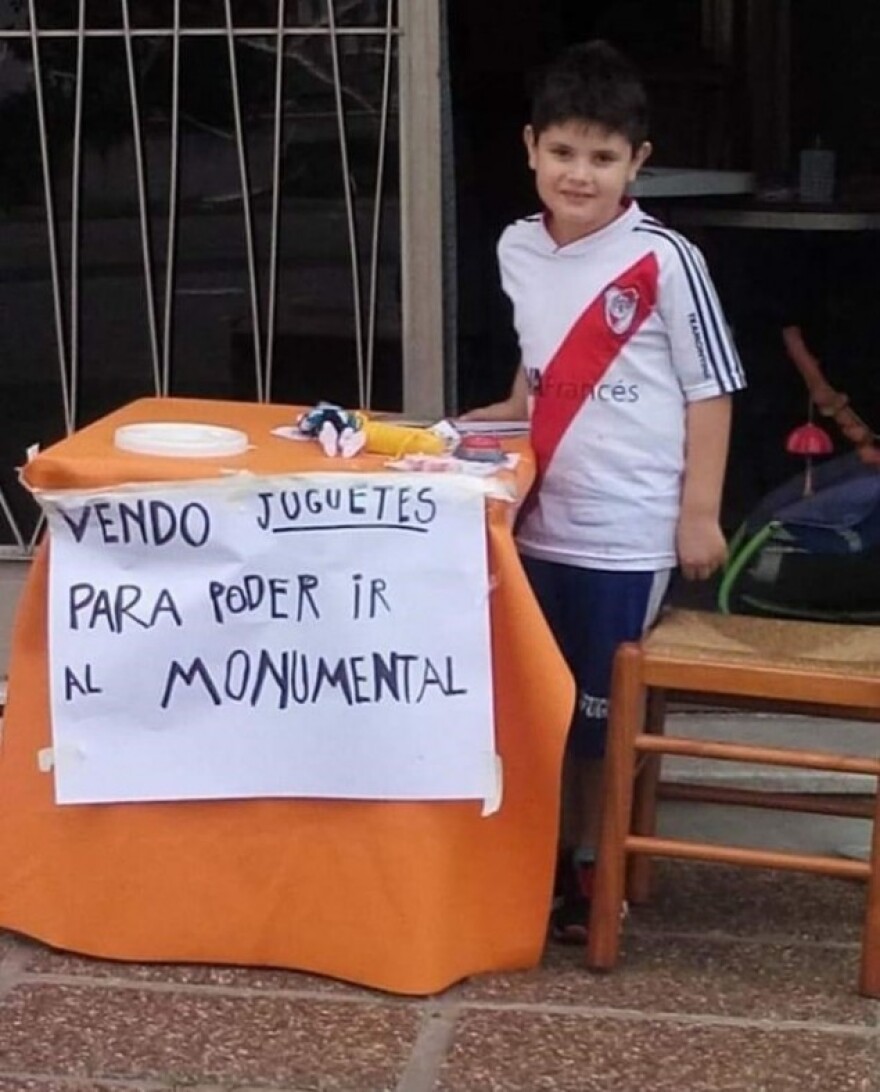 Πιτσιρικάς έβγαλε προς πώληση τα παιχνίδια του για να πάει στο Ρίβερ - Μπόκα! 