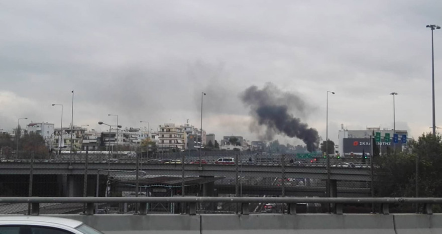 Αττική Οδός: Μεγάλες καθυστερήσεις λόγω φωτιάς σε βανάκι