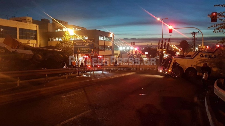 Βίντεο: Νταλίκα ντελαπάρισε στου Ρέντη - Μεγάλο μποτιλιάρισμα