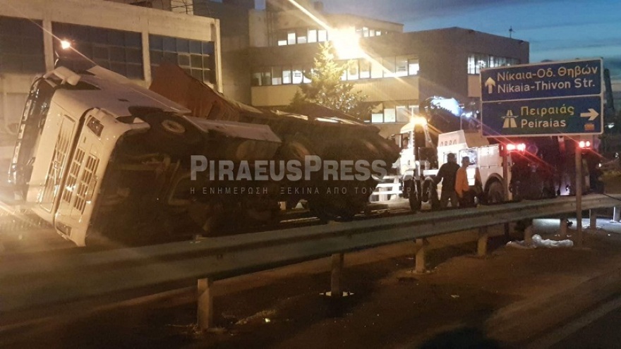 Βίντεο: Νταλίκα ντελαπάρισε στου Ρέντη - Μεγάλο μποτιλιάρισμα