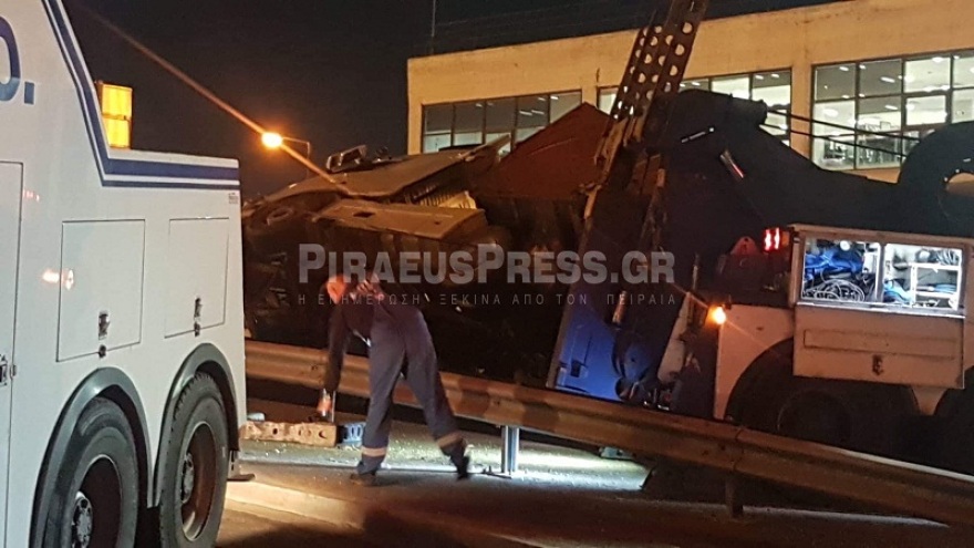 Βίντεο: Νταλίκα ντελαπάρισε στου Ρέντη - Μεγάλο μποτιλιάρισμα