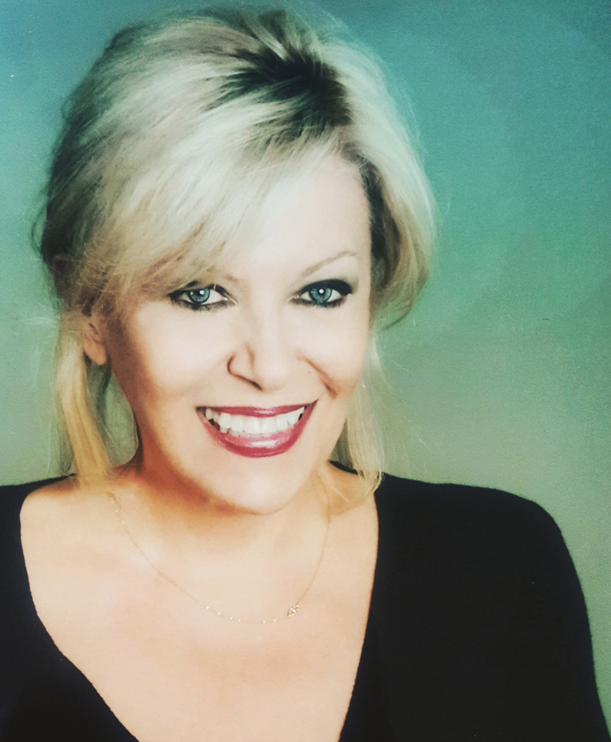 Σεμίνα Διγενή: Κυκλοφόρησε το πρώτο της βιβλίο