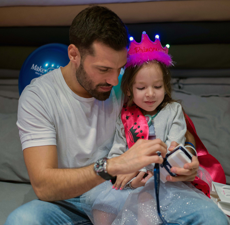 Ο Κωνσταντίνος Αργυρός εκπλήρωσε την ευχή της 4χρονης Θεώνης