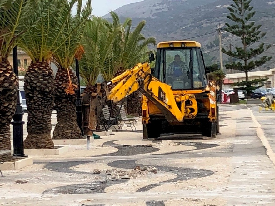  Αντιδράσεις στην Κεφαλονιά: Ξηλώνουν το περίφημο γουλόστρωτο στο Αργοστόλι