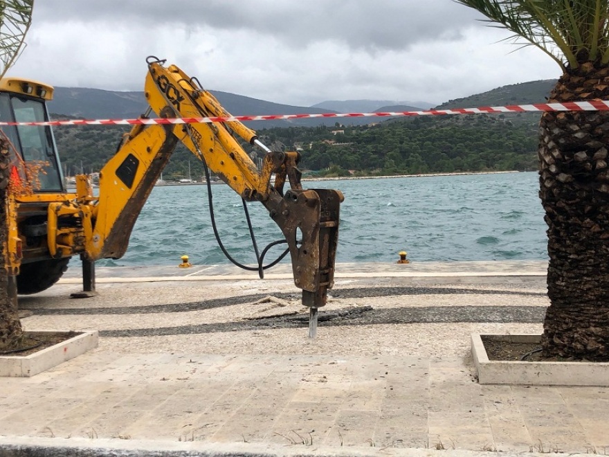  Αντιδράσεις στην Κεφαλονιά: Ξηλώνουν το περίφημο γουλόστρωτο στο Αργοστόλι