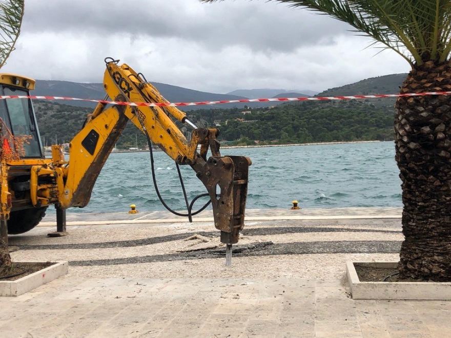  Αντιδράσεις στην Κεφαλονιά: Ξηλώνουν το περίφημο γουλόστρωτο στο Αργοστόλι