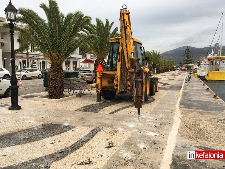  Αντιδράσεις στην Κεφαλονιά: Ξηλώνουν το περίφημο γουλόστρωτο στο Αργοστόλι