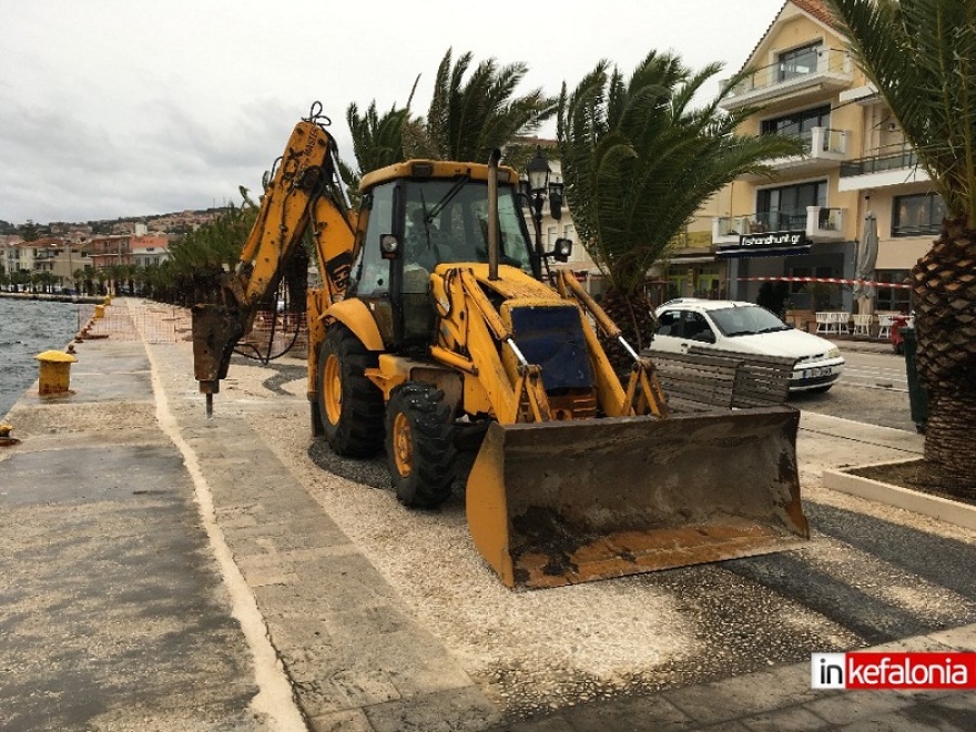  Αντιδράσεις στην Κεφαλονιά: Ξηλώνουν το περίφημο γουλόστρωτο στο Αργοστόλι