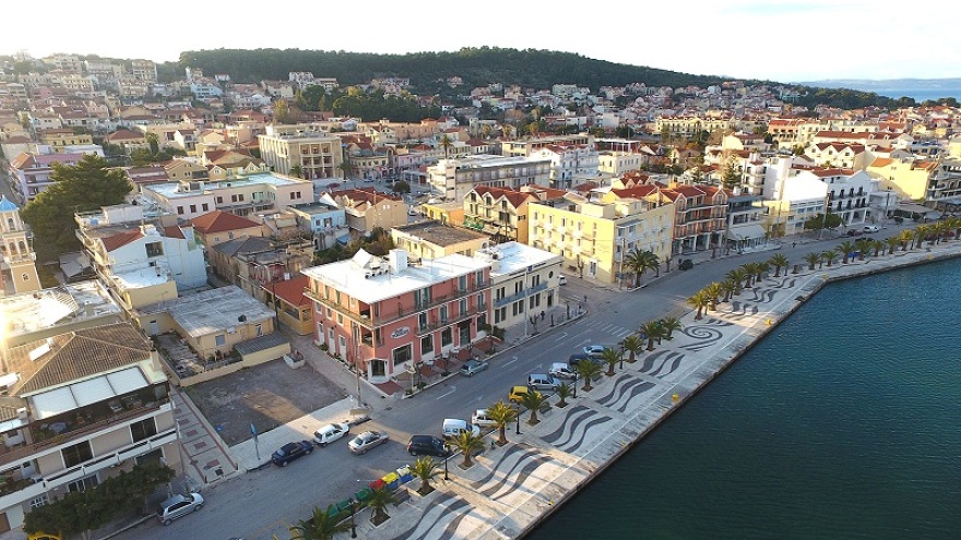  Αντιδράσεις στην Κεφαλονιά: Ξηλώνουν το περίφημο γουλόστρωτο στο Αργοστόλι